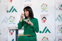 レタスを食べ比べる松下奈緒。