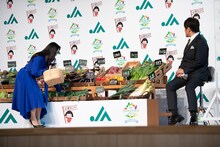 直売所を再現したステージで野菜や果物を選ぶ仲間由紀恵（左）。