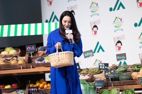 直売所を再現したステージで野菜や果物を選ぶ仲間由紀恵。