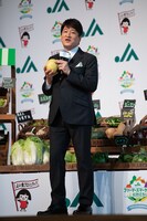 梨を手に取る林修。