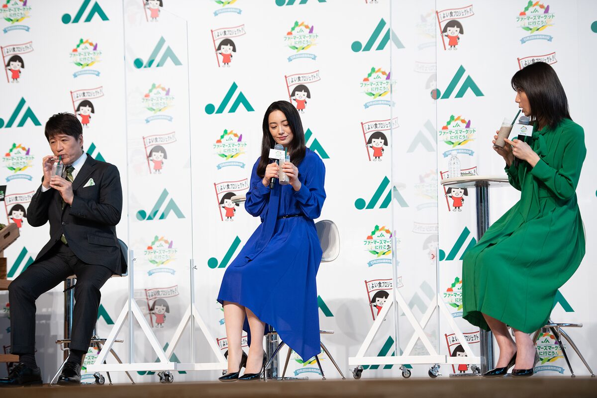 スムージーを飲む林修 仲間由紀恵 松下奈緒 虹コンや松下奈緒がja直売所の魅力をアピール 鶴見萌 清水理子は恩師 林修に感謝 画像ギャラリー 25 35 音楽ナタリー