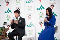 左から林修、仲間由紀恵。