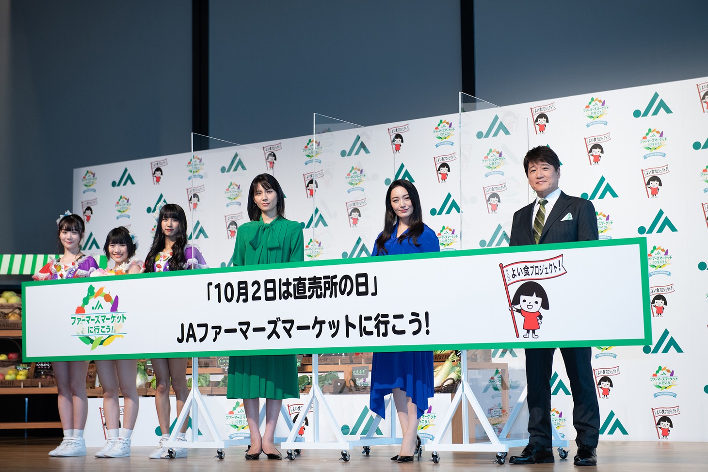 左から鶴見萌、的場華鈴、清水理子、松下奈緒、仲間由紀恵、林修。