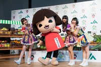 虹コンメンバーとJAマスコットキャラクターの笑味ちゃん。