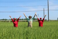 らぽっぽ なめがたファーマーズヴィレッジを訪れた米米CLUBのMARI、BON、MINAKO。