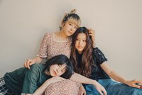 Lucie,Too。写真上からChisa（G, Vo）、シバハラナホ（Dr, Cho）、ヒカリ（B）。