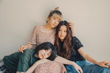 Lucie,Too。写真上からChisa（G, Vo）、シバハラナホ（Dr, Cho）、ヒカリ（B）。