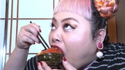 いくらを食べる渡辺直美。(c)フジテレビ