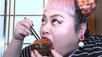 いくらを食べる渡辺直美。(c)フジテレビ
