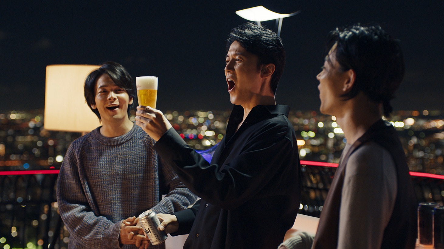 「アサヒスーパードライ」の新テレビCM「スーパードライ史上最高のうまさ」編のワンシーン。