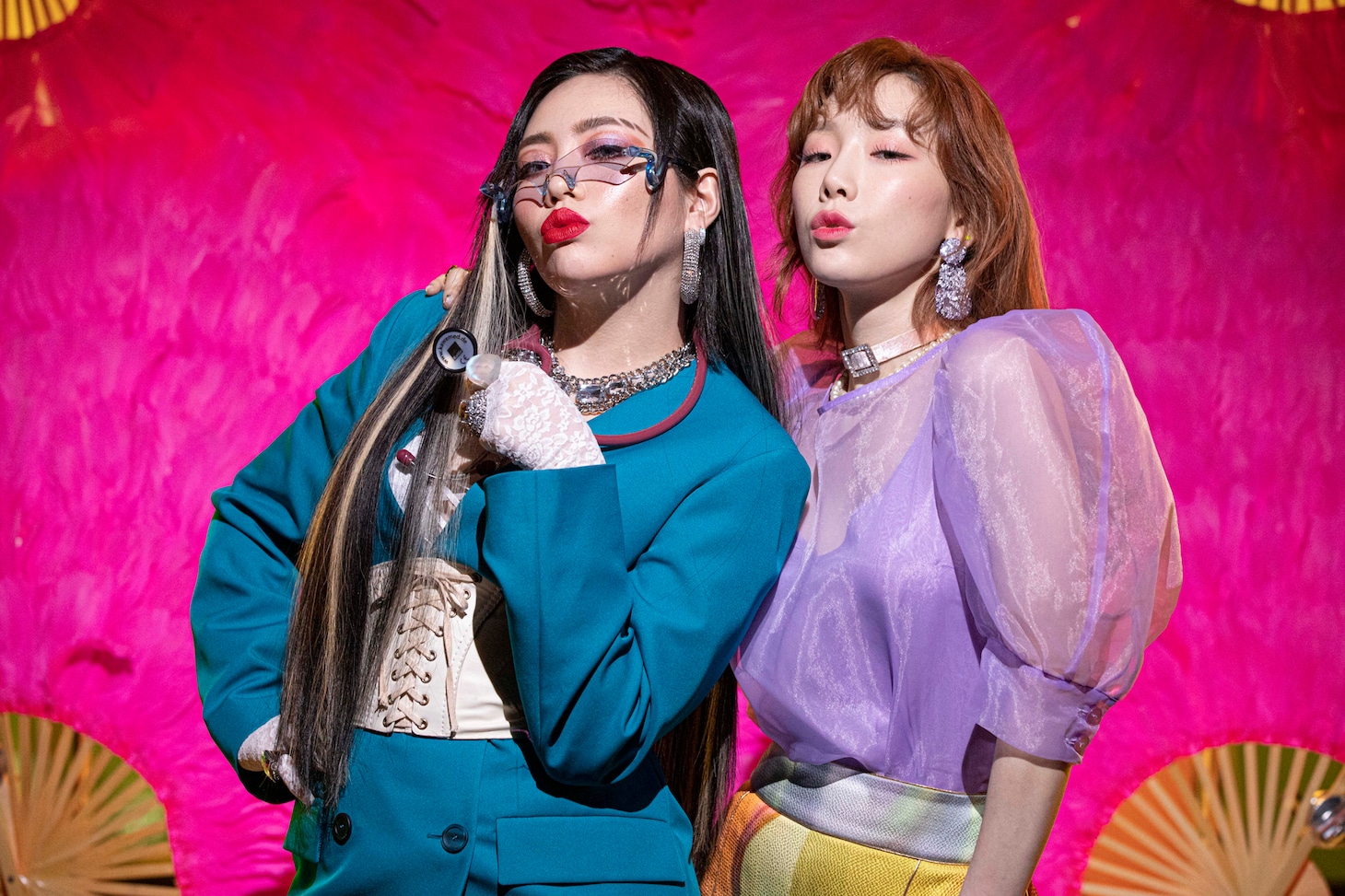 左からちゃんみな、テヨン。