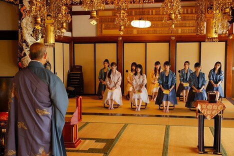 祈祷中のつばきファクトリー。