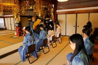 祈祷中のつばきファクトリー。