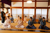 座禅を体験するつばきファクトリー。