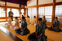 座禅を体験するつばきファクトリー。