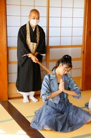 「警策」で肩を打たれる岸本ゆめの。