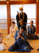 「警策」で肩を打たれる小野瑞歩。