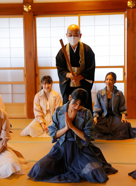 「警策」で肩を打たれる小野瑞歩。