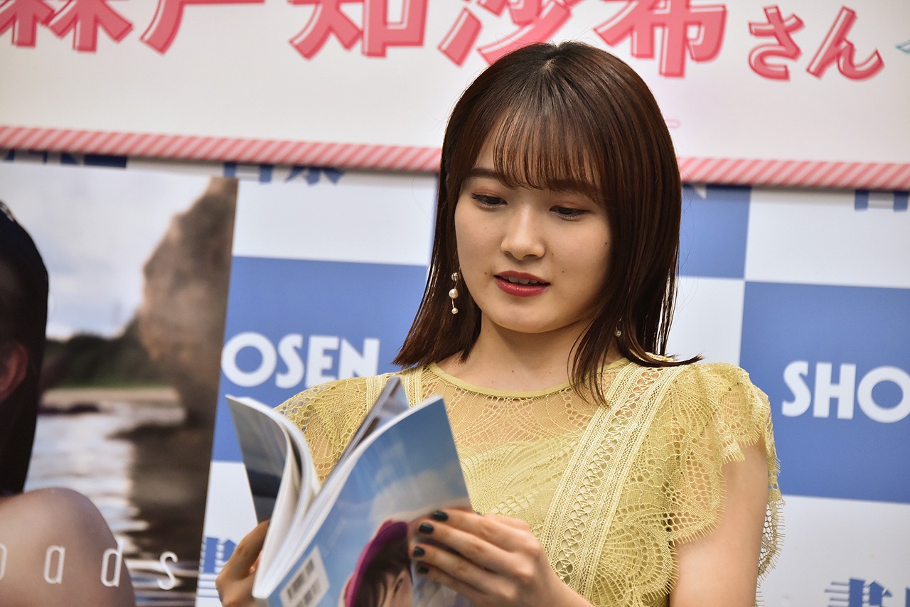 ページをめくる森戸知沙希（モーニング娘。'20）。