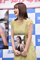 記者の質問に笑顔で答える森戸知沙希（モーニング娘。'20）。