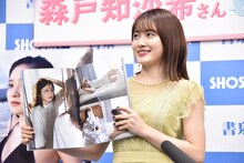 伊達メガネをかけたカットを見せる森戸知沙希（モーニング娘。'20）。