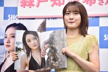 見どころである“黒水着”のカットを見せる森戸知沙希（モーニング娘。'20）。