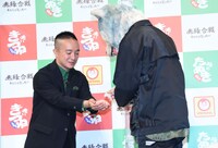 濱田岳（左）の手指消毒をするDJ Santa Monica（右 / MAN WITH A MISSION）。