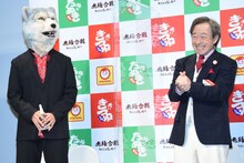 武田鉄矢（右）の手指消毒をするJean-Ken Johnny（左 / MAN WITH A MISSION）。