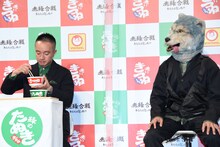 濱田岳（左）の試食を見守るDJ Santa Monica（右 / MAN WITH A MISSION）。
