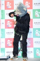 Jean-Ken Johnnyにコメントを通訳してもらうDJ Santa Monica。