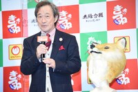 キツネの被り物を贈呈された武田鉄矢。
