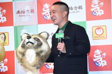 タヌキの被り物を贈呈された濱田岳。