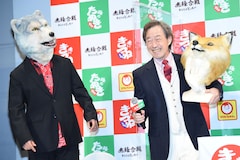 Mwamが 赤いきつね緑のたぬき Cm会見に登場 武田鉄矢 濱田岳の手指消毒をサポート イベントレポート 写真27枚 音楽ナタリー