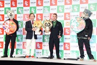 「赤いきつね緑のたぬき 赤緑合戦 新CM発表会」の様子。