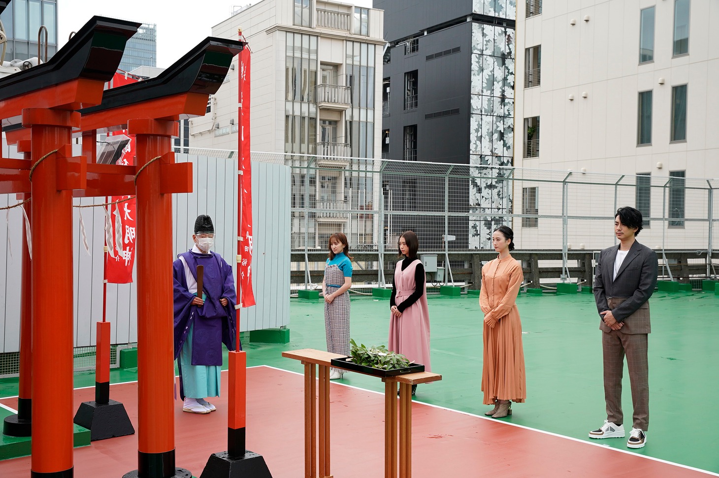 東映稲荷神社で新型コロナウイルスの終息と映画のヒットを祈願する百田夏菜子、森川葵、松井玲奈、三浦翔平。