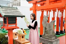 東映稲荷神社で新型コロナウイルスの終息と映画のヒットを祈願する森川葵。