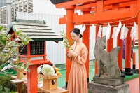 東映稲荷神社で新型コロナウイルスの終息と映画のヒットを祈願する松井玲奈。