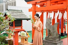 東映稲荷神社で新型コロナウイルスの終息と映画のヒットを祈願する松井玲奈。
