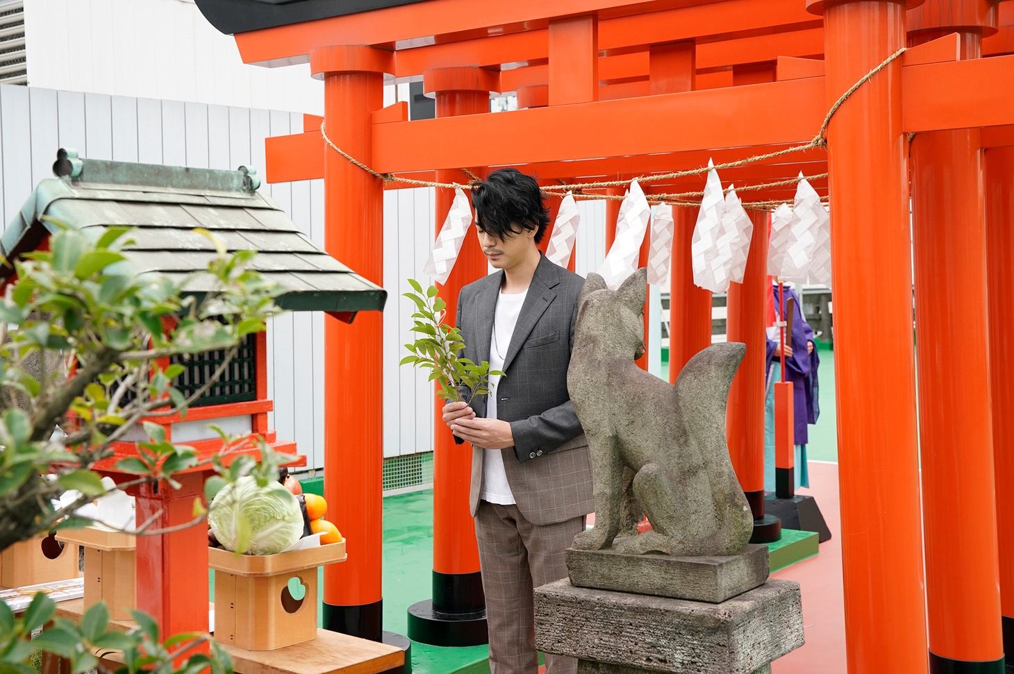 東映稲荷神社で新型コロナウイルスの終息と映画のヒットを祈願する三浦翔平。