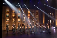 「誰がその鐘を鳴らすのか？」を披露する欅坂46。（写真提供：NHK）