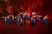 「太陽は見上げる人を選ばない」を披露する欅坂46。（写真提供：NHK）