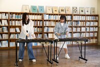 「レディオにおねがい」の曲中に木琴を演奏する大黒柚姫と坂本遥奈。