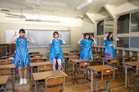 「シャンプーハット」を披露するTEAM SHACHI。