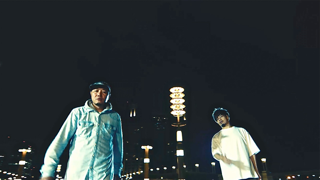 左からKYONO、TAKUMA（10-FEET）。