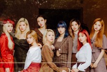 TWICE。左から2番目がジョンヨン。