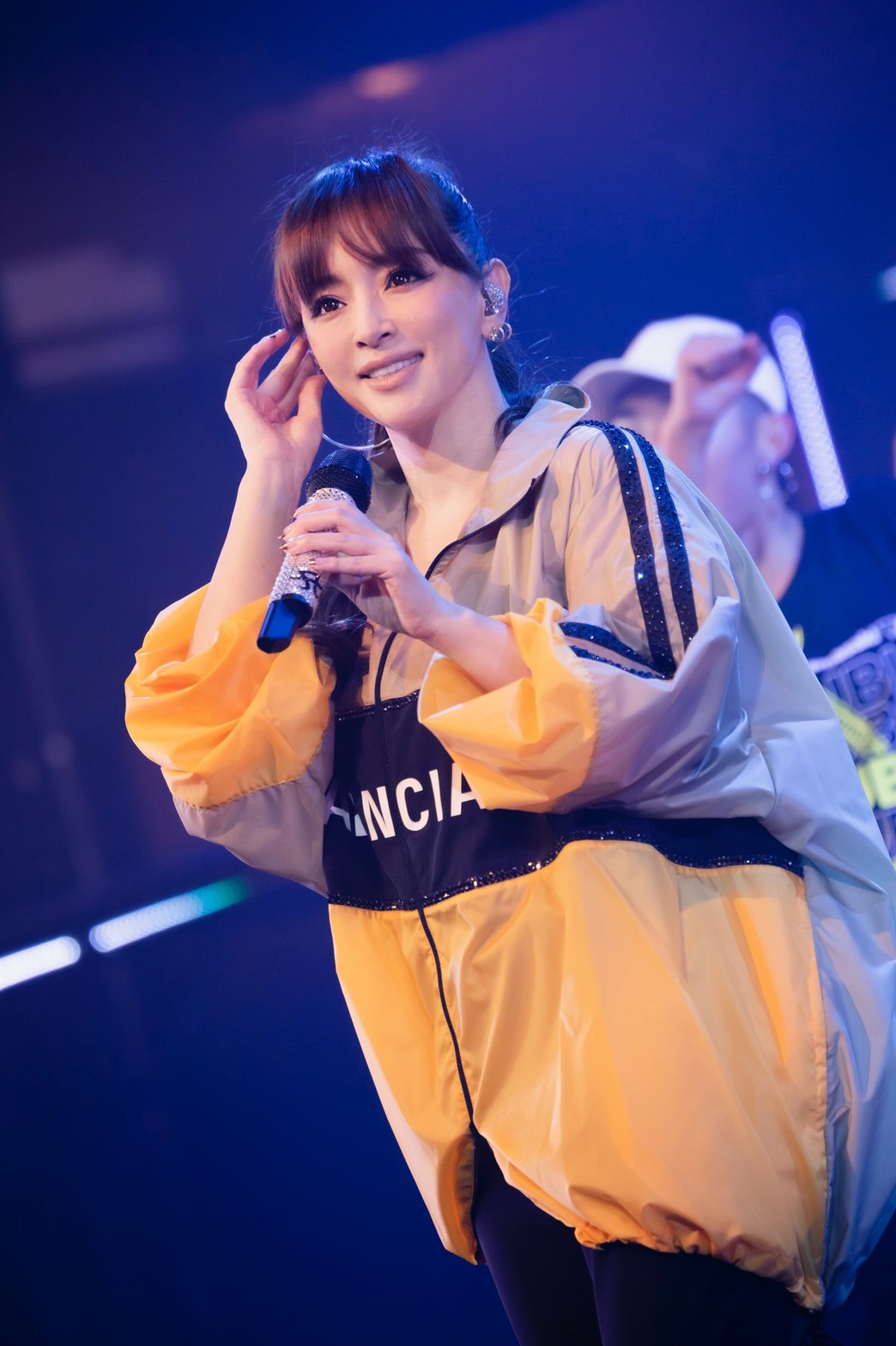 人気画像2位は「浜崎あゆみ、ピンクの海の中でレア曲連発『サイゴノトラブル』を終わらせる」より、浜崎あゆみ。（写真提供：エイベックス）。