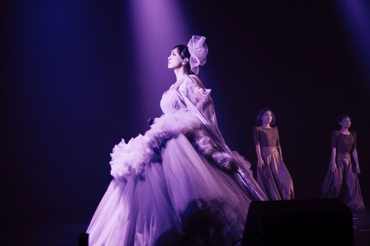 人気画像6位は「浜崎あゆみ、ピンクの海の中でレア曲連発『サイゴノトラブル』を終わらせる」より、浜崎あゆみ。（写真提供：エイベックス）