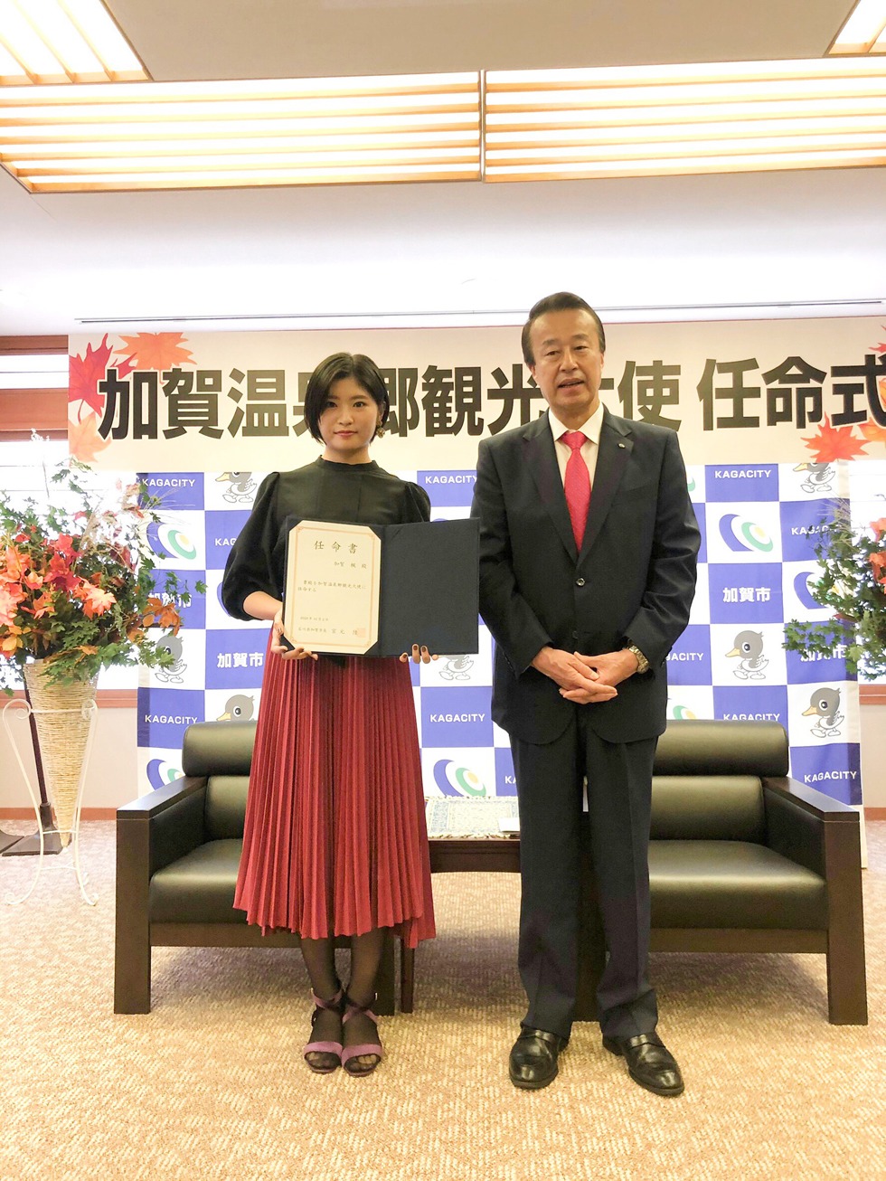 「加賀温泉郷観光大使」任命式でのモーニング娘。'20・加賀楓と加賀市長の宮元陸氏。
