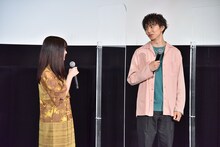 左から橋本環奈、佐藤大樹。