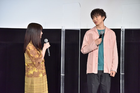 左から橋本環奈、佐藤大樹。